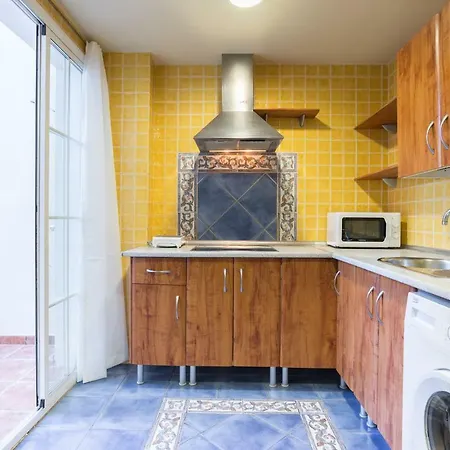 Gr0-quiet Apartment, Private Backyard, Walk To Old Town *
