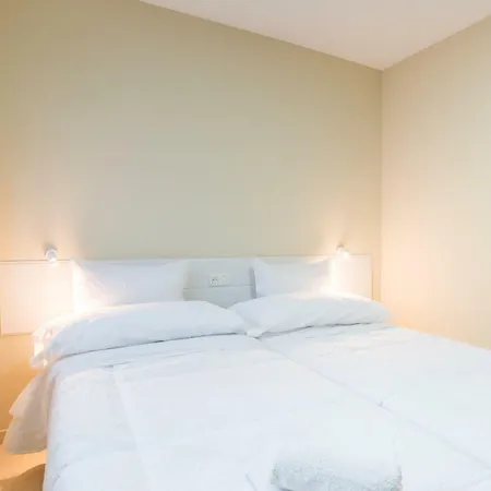 Gr0-quiet Apartment, Private Backyard, Walk To Old Town *