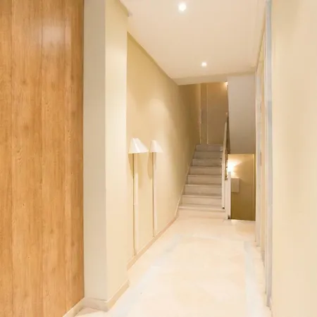 Gr0-quiet Apartment, Private Backyard, Walk To Old Town