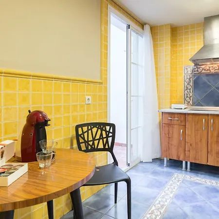 Apartment Gr0-quiet Apartment, Private Backyard, Walk To Old Town