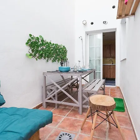 Gr0-quiet Apartment, Private Backyard, Walk To Old Town