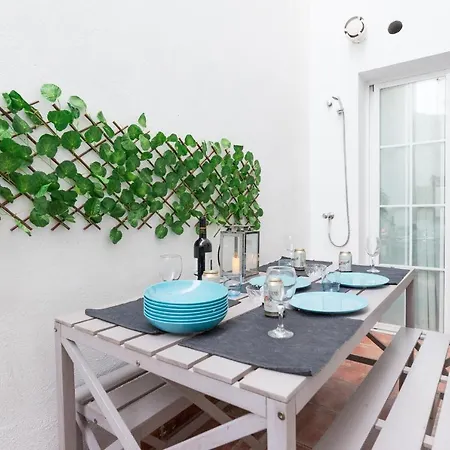 Gr0-quiet Apartment, Private Backyard, Walk To Old Town Apartment Malaga