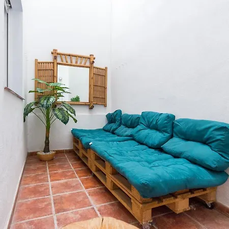 Gr0-quiet Apartment, Private Backyard, Walk To Old Town *