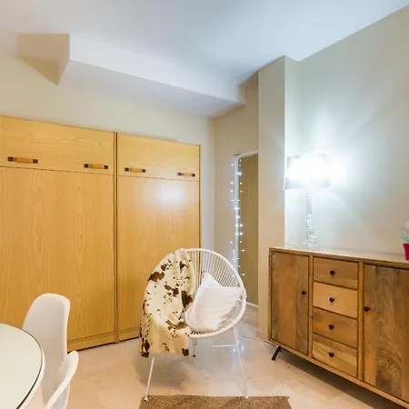 Gr0-quiet Apartment, Private Backyard, Walk To Old Town