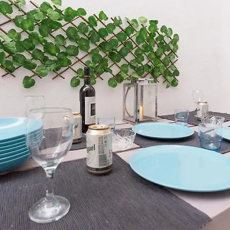 Gr0-quiet Apartment, Private Backyard, Walk To Old Town