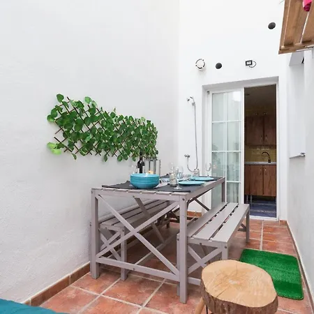 Gr0-quiet Apartment, Private Backyard, Walk To Old Town * Malaga